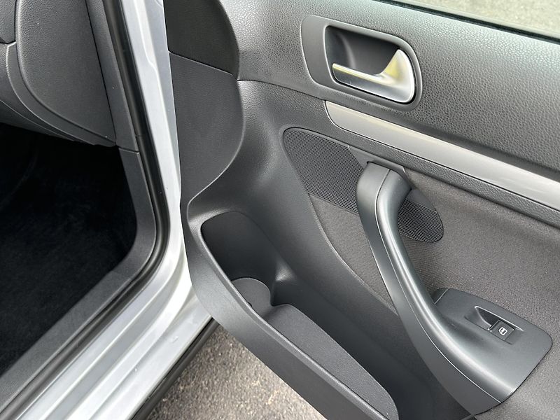 Volkswagen Golf (2012) KOMBI 1.6TDI/77kW *KLIMA*1.Maj - fotka 17 z 30