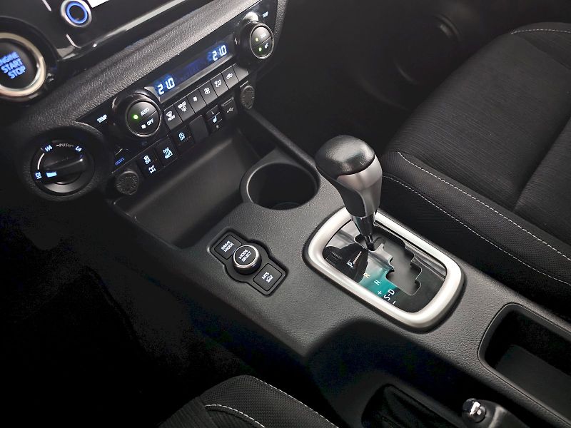 Toyota Hilux (2025) 2.8 D-4D 204k 6AT EXECUTIVE TA - fotka 25 z 32