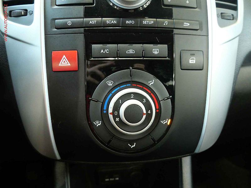 Kia Venga (2012) 1.4CRDi, ČR, AC, tažné - fotka 18 z 19
