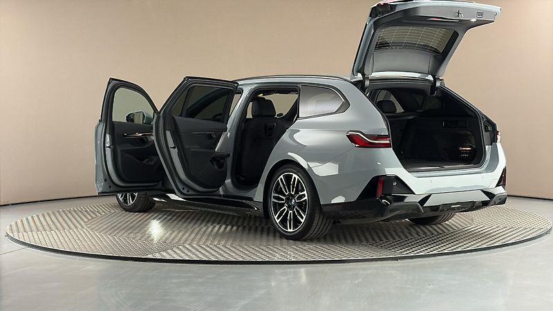 BMW i5 40 AUT eDrive M-paket Touring - fotka 7 z 33