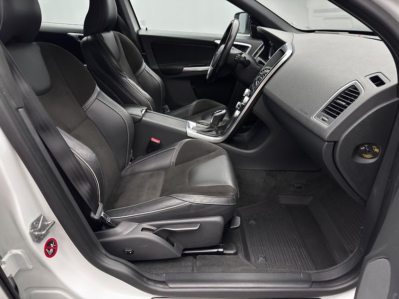 Volvo XC60 D4 R-DESIGN AUT - fotka 25 z 46