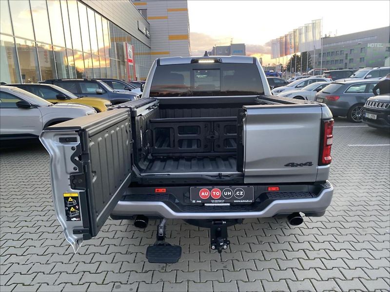 Dodge RAM (2025) 3,0 R6 LPG R6 Laramie Night - fotka 23 z 24