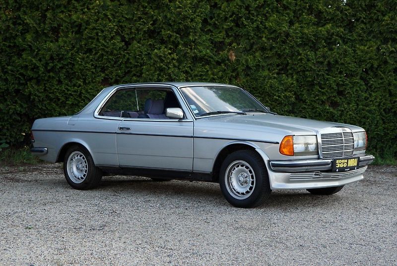 Mercedes-Benz 123 (1977) 230 CE - fotka 6 z 11