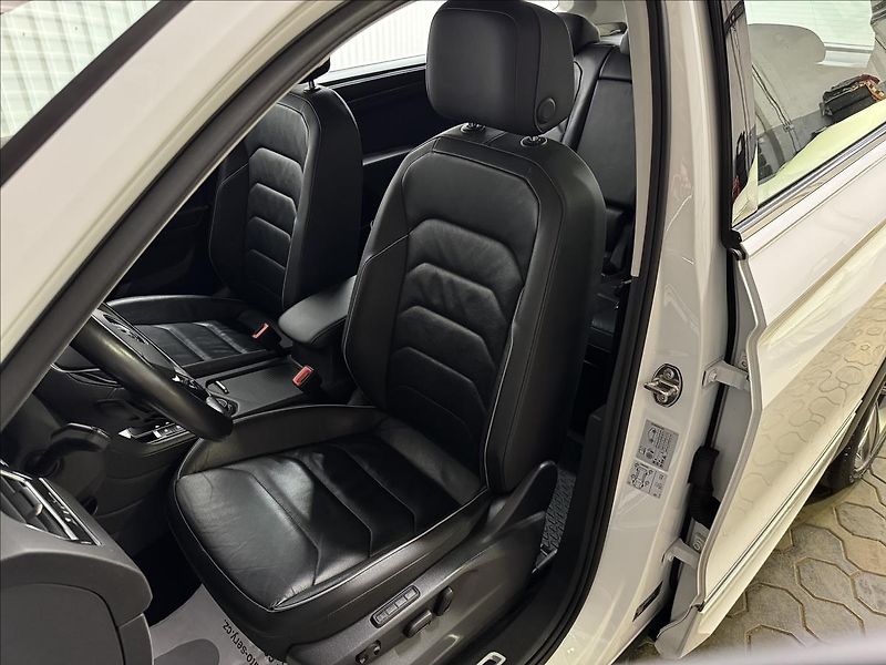 Volkswagen Tiguan Allspace R-LINE 140kW 4M HUD DCC LED - fotka 35 z 52