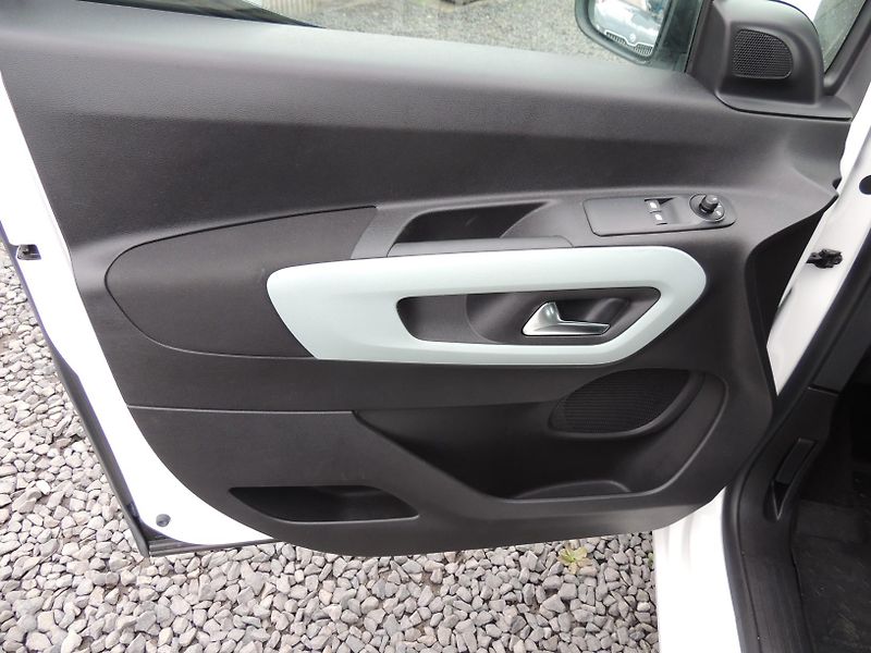 Citroën Berlingo (2019) 1.2Puretech,Live,81kw,ČR,1.maj - fotka 17 z 55