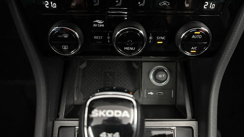 Škoda Superb 2.0 TDI DSG 4x4 Style Combi - fotka 24 z 30