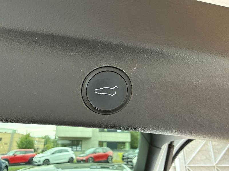 Tesla Model Y LR AWD Tažné / Záruka - fotka 36 z 41