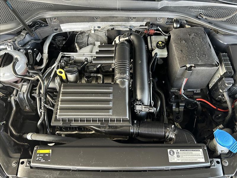 Volkswagen Golf 1,2   TSI,LOUNGE,SERVISKA,2.MA - fotka 25 z 28