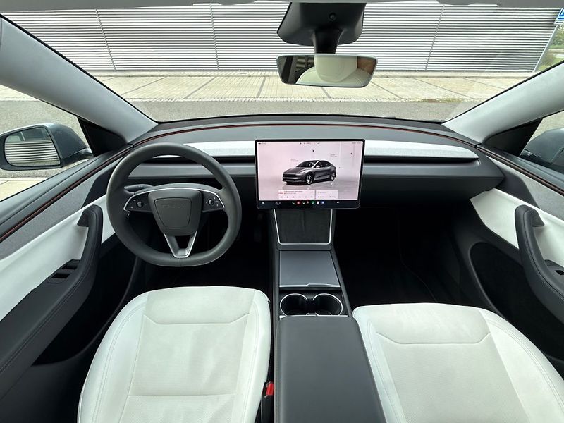 Tesla Model Y (2025) - fotka 41 z 76