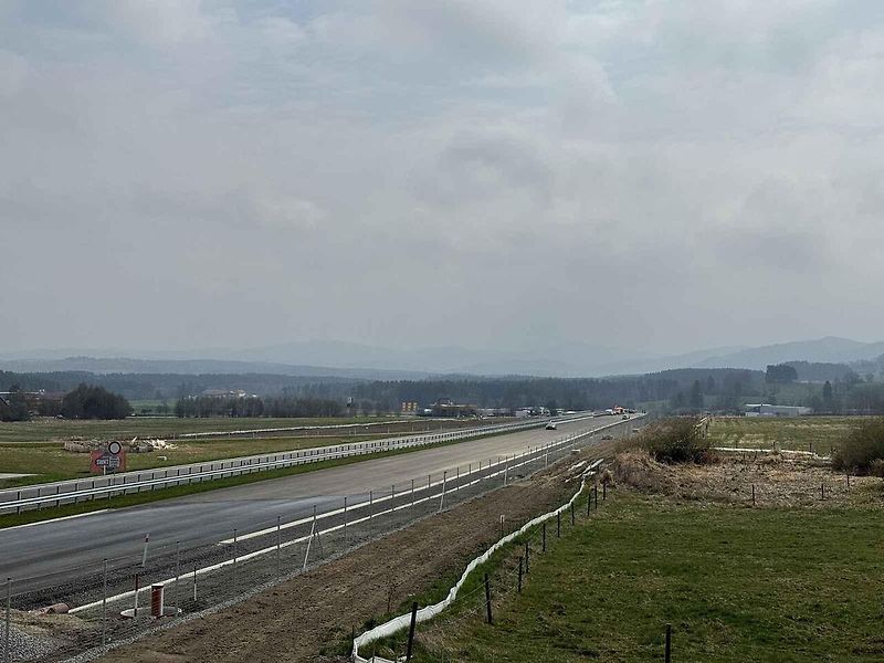 Práce na posledních kilometrech jihočeské části dálnice D3 postupují rychle.