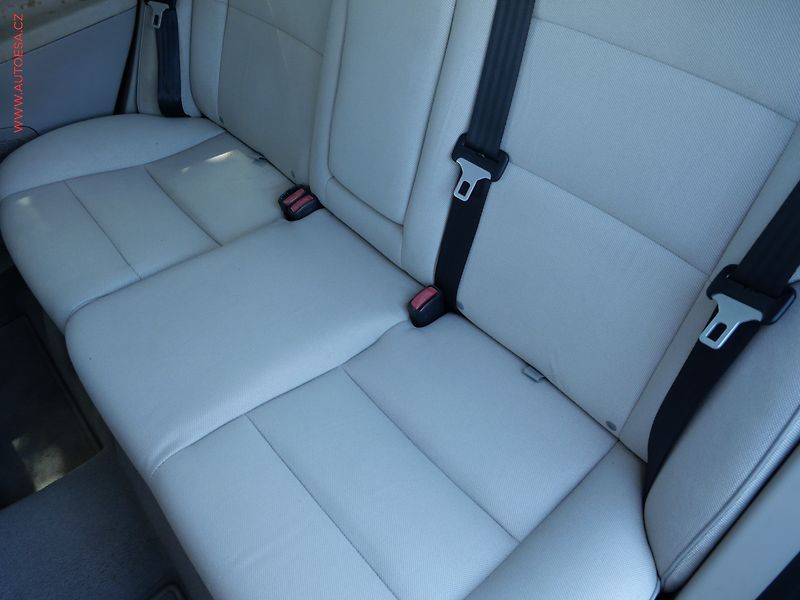 Volvo V50 (2008) 1.6D, AC, výhřev sed - fotka 10 z 19