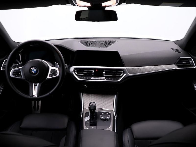 BMW Řada 3 2,0 320d 140kW xDrive M Paket - fotka 31 z 38