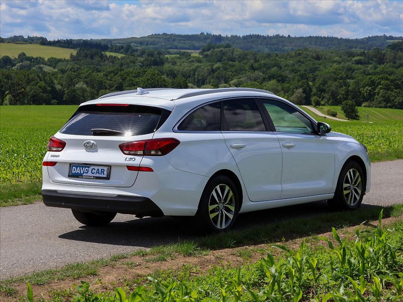 Hyundai i30 1.6 CRDi Automat CZ Style LED - fotka 7 z 37