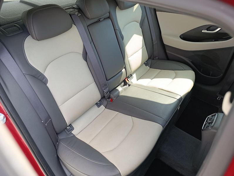 Hyundai i30 1.5T-GDI HEV DCT PREMIUM ČR  - fotka 15 z 37