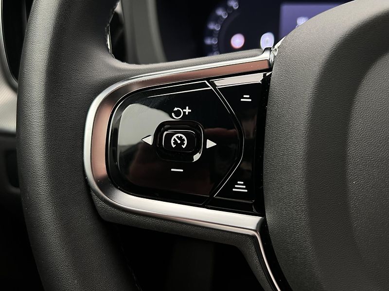 Volvo XC60 B4 AWD DARK PLUS CZ 1. maj. - fotka 25 z 45