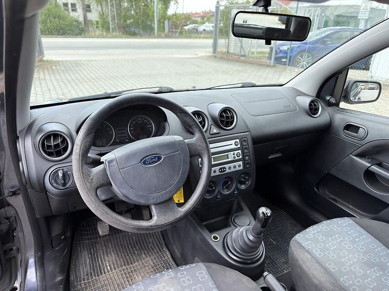 Ford Fiesta 1.3i 51 kW - fotka 8 z 12
