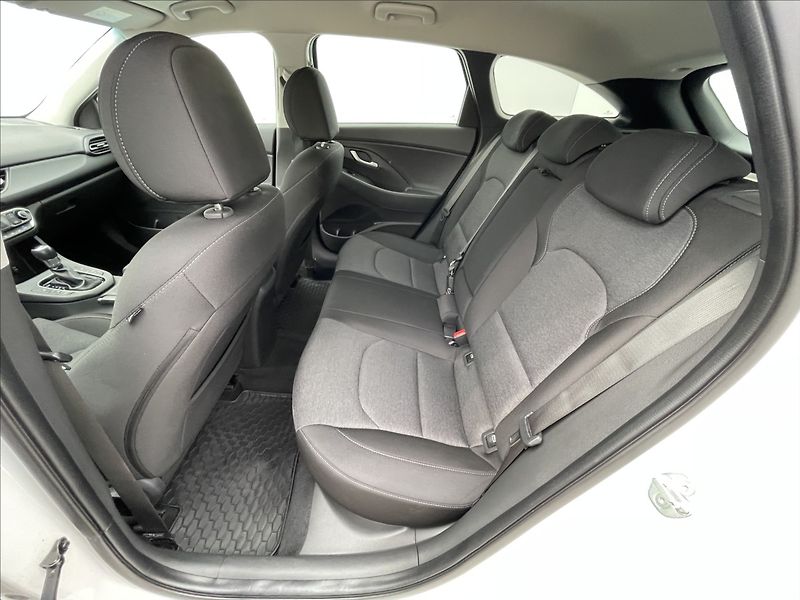 Hyundai i30 1,5 T-GDI AT7 Combi Smart PDC - fotka 15 z 23