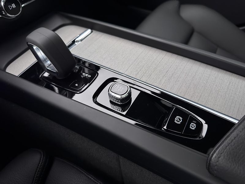 Volvo V60 CC MOMENTUM PRO AUT - fotka 30 z 48