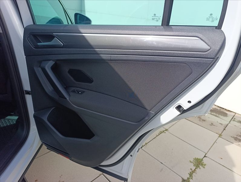 Volkswagen Tiguan 2,0 TDi R-Line DSG 4x4 Navi ČR - fotka 23 z 33