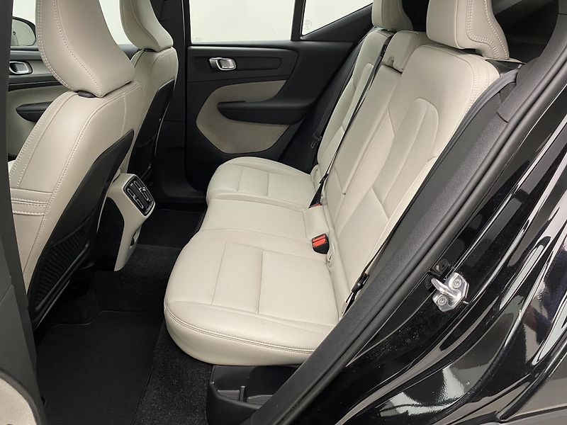 Volvo XC40 D4 AWD INSCRIPTION REZERVACE - fotka 5 z 44