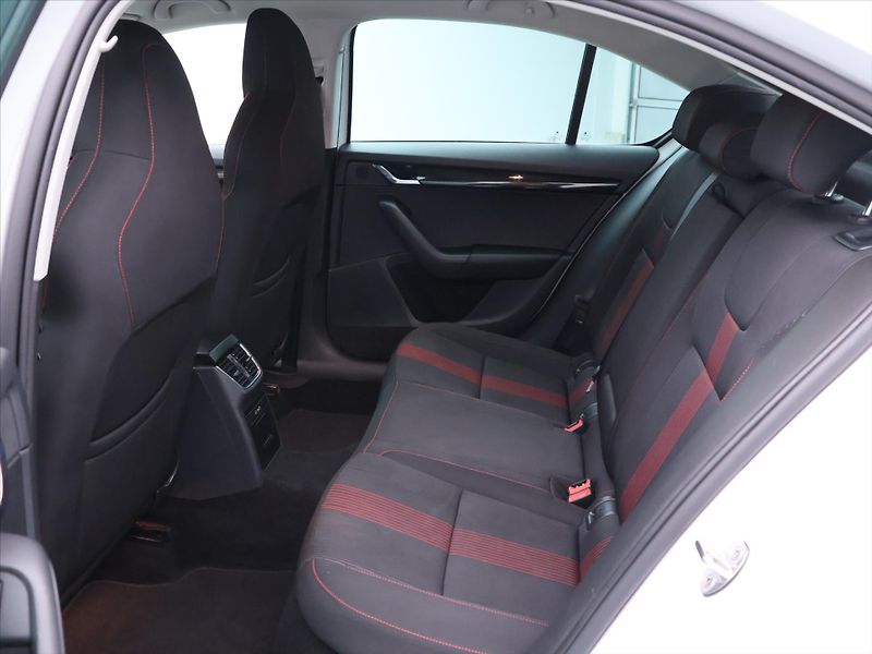 Škoda Octavia 2,0 TDI 110kW DSG Style-Sport - fotka 13 z 34