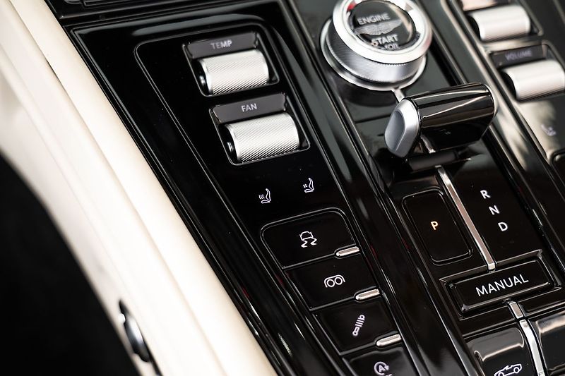 Aston Martin DB12 Volante - fotka 14 z 28