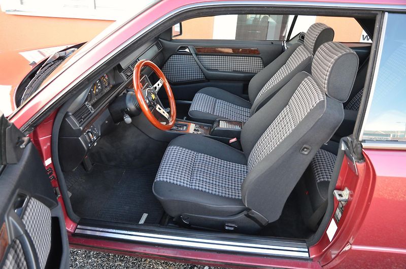 Mercedes-Benz 124 (1988) W124 300 CE 132kW AUTOMAT - fotka 19 z 39