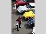 PORSCHE MNOHA PODOB A BAREV. Automobily Porsche přilákaly na výstaviště stovky lidí, kteří obdivovali jejich rozmanitost a nádheru. Pro mnohé z nich je tahle značka srdeční záležitostí.