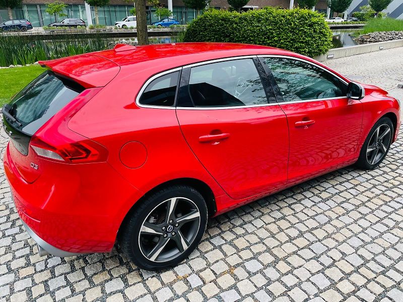 Volvo V40 2.0 D3 R-DESIGN MANUÁL TAŽNÉ - fotka 12 z 45