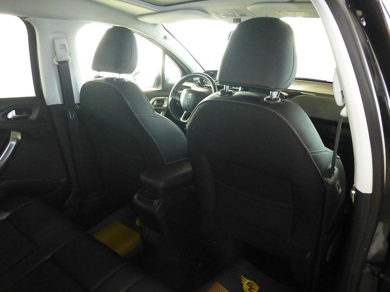 Peugeot 2008 (2019) 1,2-96KW*NAVI*PARK.S**PANORAMA - fotka 25 z 27