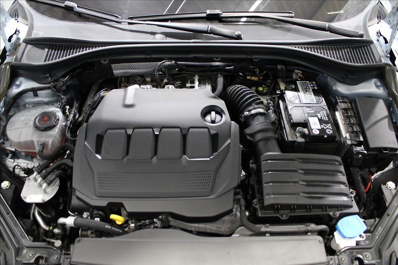 Škoda Superb 2,0 TDI Style REZERVOVÁNO - fotka 8 z 39