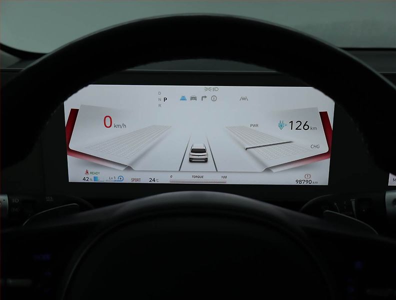 Hyundai Ioniq 5 (2022) Power 4x4, SoH 94% - fotka 11 z 21