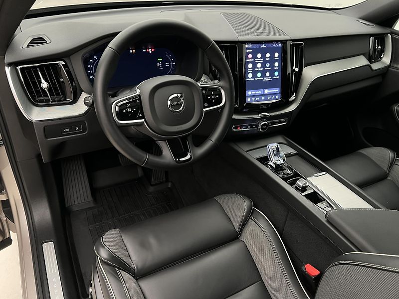Volvo XC60 T6 AWD DARK PLUS RECHARGE AUT - fotka 4 z 49