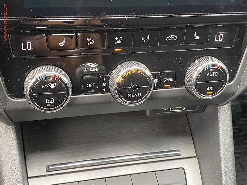 Škoda Octavia (2019) 1.5 TSi, Soleil, LED, +kola - fotka 14 z 17