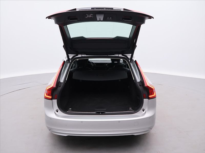 Volvo V90 2,0 D 145 kW Momentum Automat - fotka 9 z 32