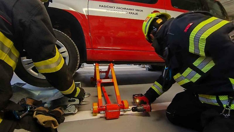 Cvičení hasičů v novém nadzemním parkovacím domě v Táboře při simulovaném požáru elektromobilu.