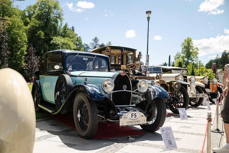 Automobilové skvosty byly k vidění v sobotu v lázeňském městě, kde se při závěru akce Concours d’Elegance Luhačovice 2026 představilo více než 50 historických automobilů z několika evropských zemí.