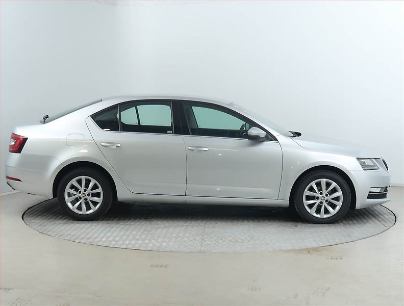 Škoda Octavia (2018) 1.6 TDI, ČR,1.maj, Tempomat - fotka 6 z 17