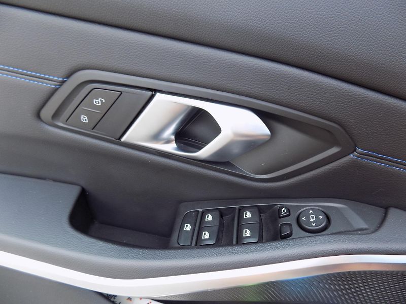 BMW Řada 3 330I 180 KW M SPORT XDRIVE - fotka 32 z 39