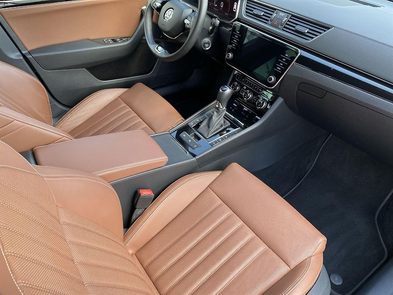 Škoda Superb (2023) Combi 1.5 TSI DSG L&K - fotka 9 z 37