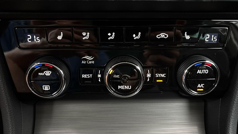 Škoda Superb 2.0 TDI DSG Style Combi - fotka 13 z 28