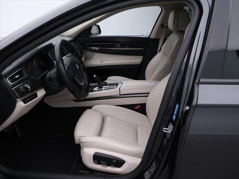 BMW Řada 7 3,0 730d 190kW xDrive - fotka 12 z 34