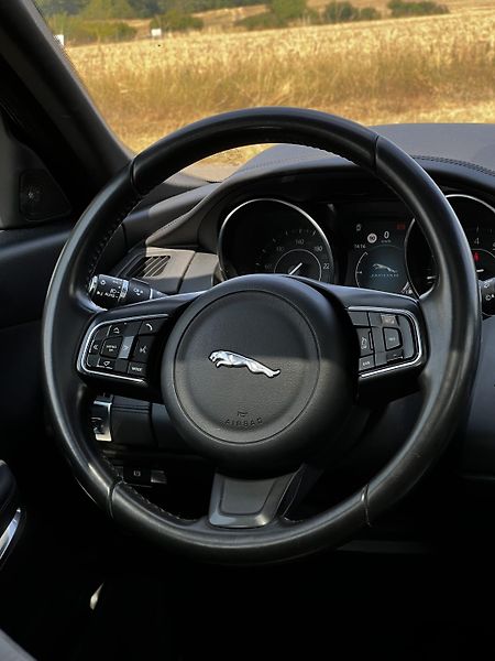 Jaguar E-Pace 2.0T 147kW AWD Sport 1.Maj  - fotka 9 z 23