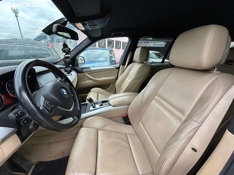 BMW X5 (2013) 3.0 D 180 KW - fotka 11 z 24
