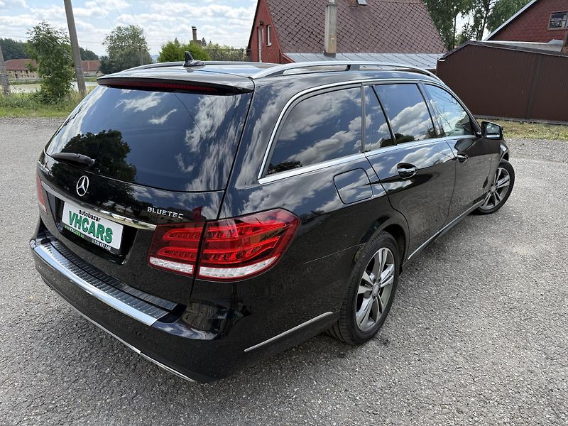 Mercedes-Benz Třídy E 220D  BlueTec 4MATIC TAŽNÉ - fotka 4 z 33