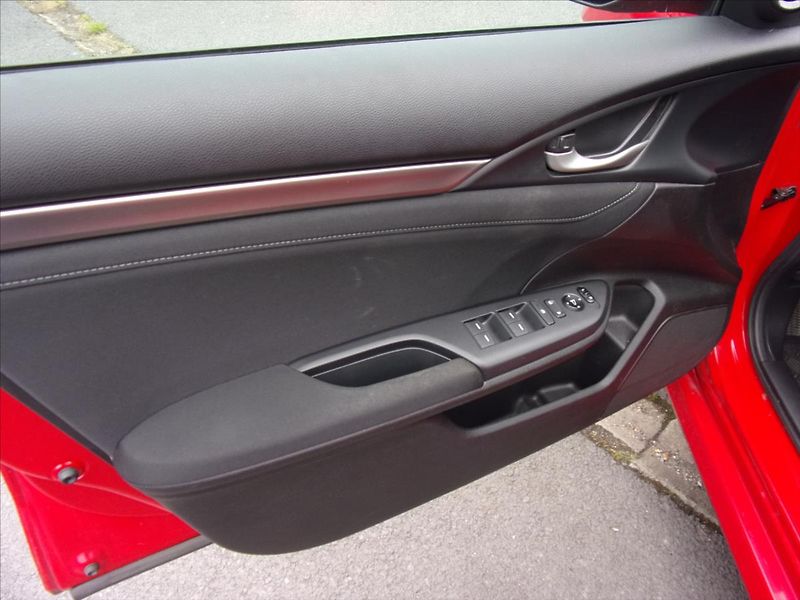 Honda Civic 1,0 i-VTEC Comfort 1maj. - fotka 15 z 25