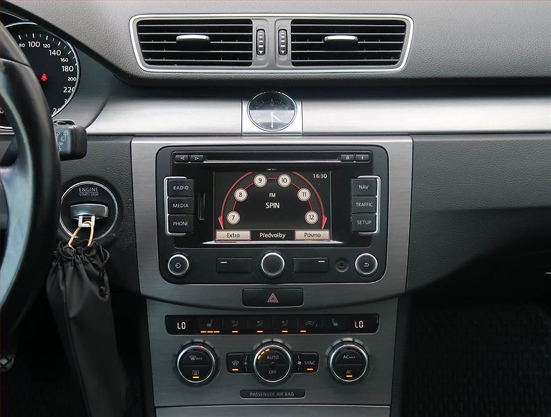 Volkswagen Passat (2012) 1.6 TDI, Park. senzory - fotka 12 z 18