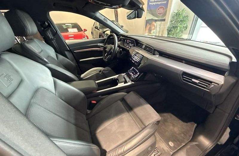 Audi Q8 e-tron 55 Q SoH 97% 360k Pano Vzduch - fotka 10 z 38