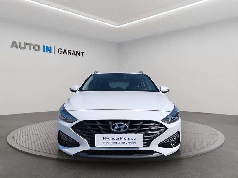 Hyundai i30 (2022) COMFORT 1.5i 81kW, ČR, 1. Maj. - fotka 2 z 24