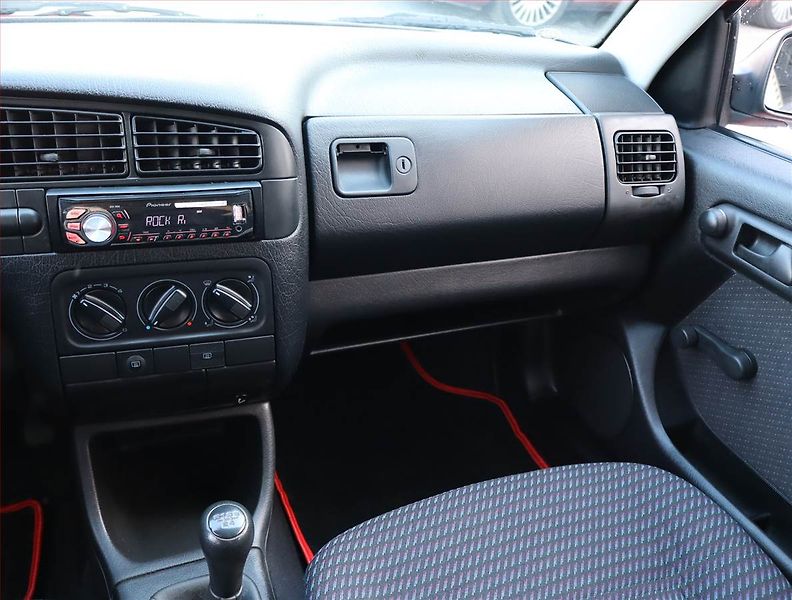 Volkswagen Vento (1997) 1.8, ČR,1.maj, nová STK - fotka 8 z 14